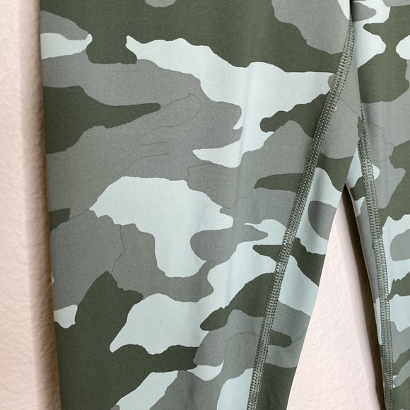 Aerie green camo leggings Sz medium EUC - Picture 2 of 7